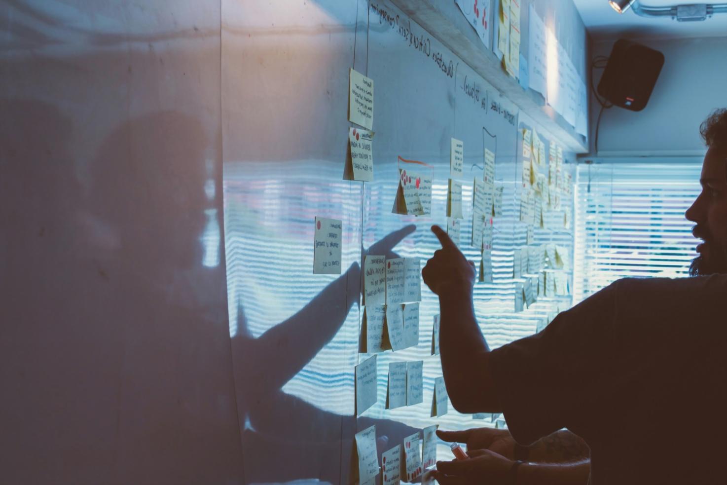 Partecipanti al workshop durante un esercizio pratico